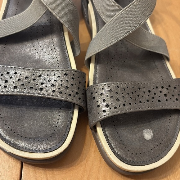 Alexis Bendel woman’s Gray Sandals.  Size 8.5 - Picture 2 of 8